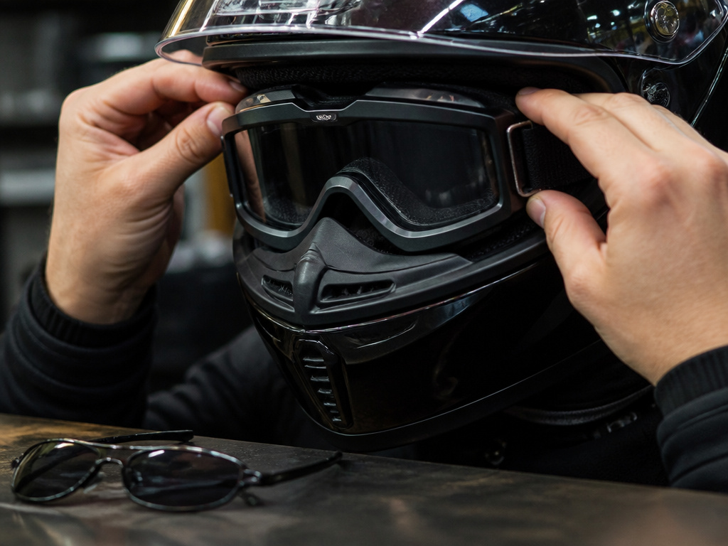 Motorcycle Goggles vs Sunglasses: Which Is Right for You?