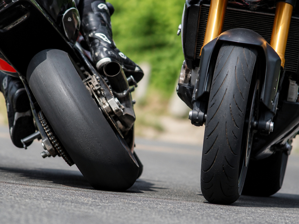 Sport bike vs naked bike tire comparison during aggressive cornering and stable cruising.